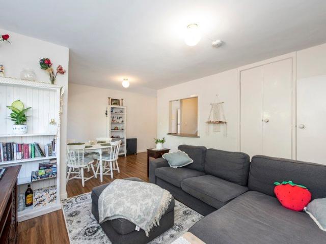 Ground floor apartment with courtyard 2 Bed 1 Bath Secure Parking Immediate Rental Cash Flow Rented at $475.00 per week