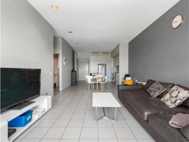 Ground Floor Apartment with a Private Courtyard in Teneriffe
