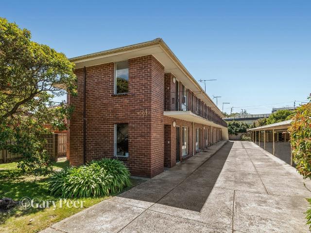 Ground floor apartment with brand new flooring