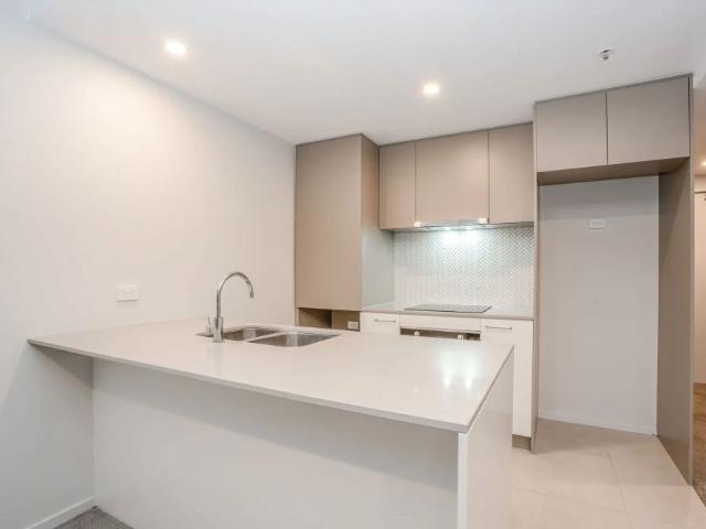 GROUND FLOOR APARTMENT WITH SPACIOUS KITCHEN