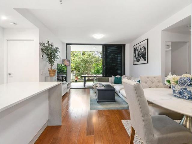 Ground Floor Apartment With Paved Patio & Courtyard!