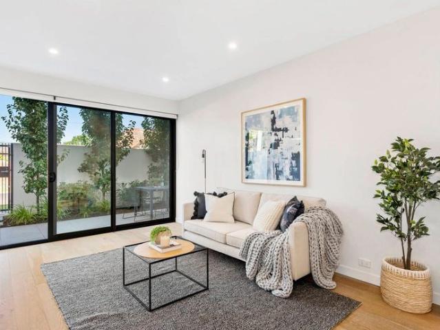 Ground Floor Apartment with Private Courtyard and Street Access