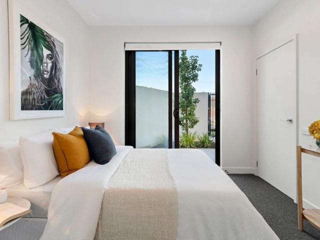 Ground Floor Apartment with Private Courtyard and Street Access
