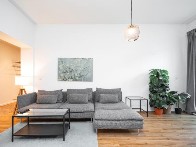 GROUND FLOOR APARTMENT WITH PRIVATE SMALL GARDEN