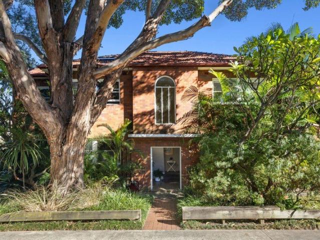 Ground Floor Art Deco Apartment in Harbourside Pocket