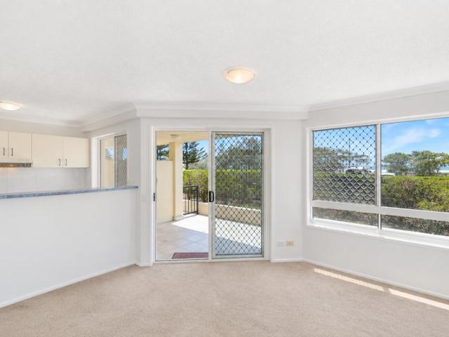 Ground Floor Beachfront Living 2 Bedrooms, 2 Bathrooms