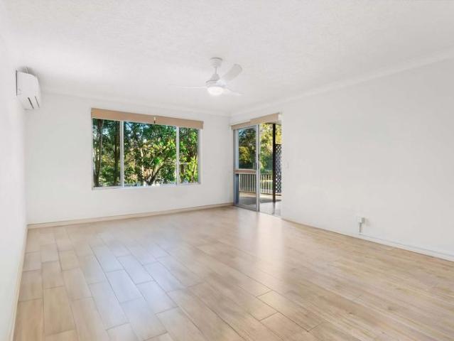 Ground Floor Beachside Apartment in Palm Beach Pocket