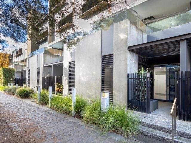 Ground floor gem with access to pool, sauna, and gym the property is located at the laneway at the back