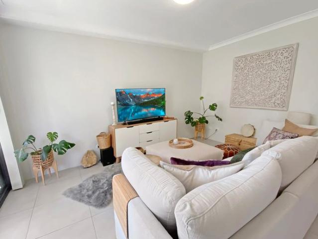 GROUND FLOOR EXECUTIVE SIZED APARTMENT!