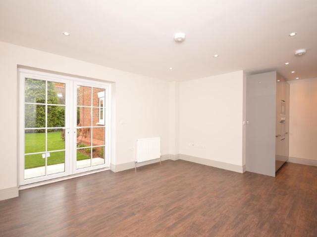 Ground Floor Flat to rent with 2 bedrooms, Brighton Road, Banstead