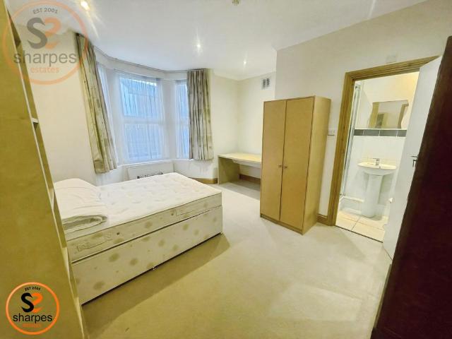 Ground floor front double room. 1 bed in a house share to rent £1,175 pcm £271 pw