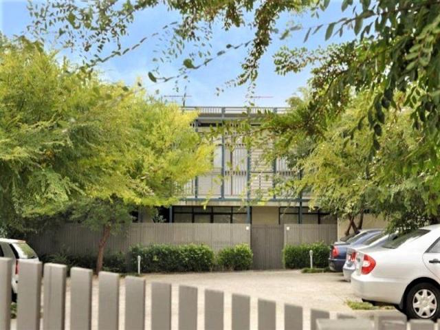Ground Floor One Bedroom Apartment with Spacious Courtyard in the Heart of Hawthorn