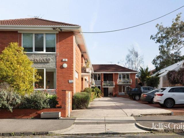 Ground floor oasis in a pivotal inner city position