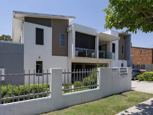 Ground Floor Oasis with a Large Private Courtyard!
