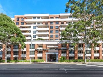 Ground Floor Living with Courtyard in a Prime Hornsby Location