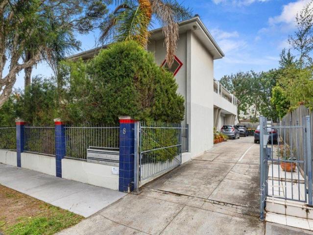 GROUND FLOOR LIVING WITH PRIVATE COURTYARD IN PRIME ELWOOD POSITION
