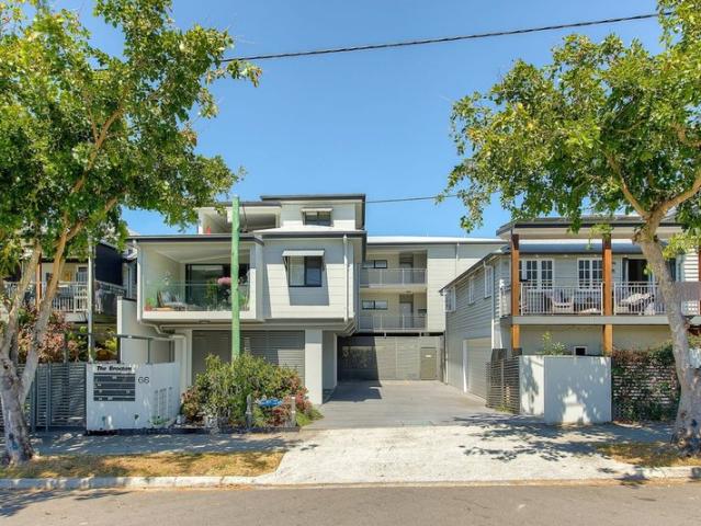 Ground Floor Living with Private Courtyard in Prime Kedron Position
