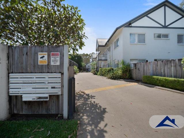 GROUND FLOOR LIVING WITH PRIVATE COURTYARD & LIFESTYLE APPEAL
