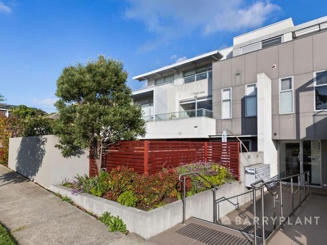 Ground Floor Luxury with an Expansive Courtyard Lifestyle!