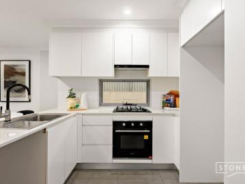 GROUND FLOOR MODERN LIVING WITH A WRAPAROUND COURTYARD AND EASTERLY ASPECT