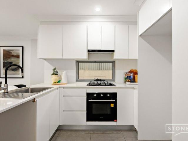 GROUND FLOOR MODERN LIVING WITH A WRAPAROUND COURTYARD AND EASTERLY ASPECT