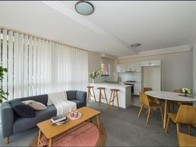 Ground floor modern 2 bedroom unit, handy location!