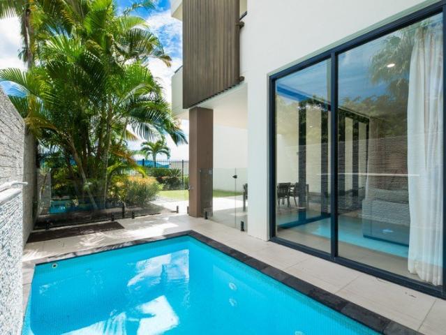 Ground Floor Mirage Apartment With Private Pool & Sea Views