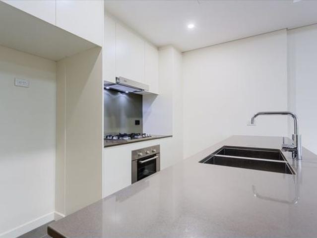 Ground floor spacious 2 Bedrooms apartment for lease!