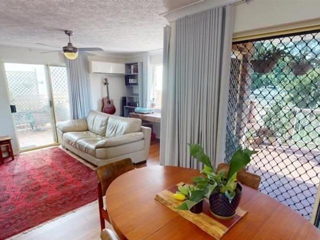GROUND FLOOR SPACIOUS APARTMENT!