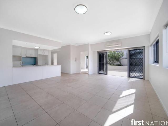 SPACIOUS GROUND FLOOR UNIT IN SECURE COMPLEX IN THE HEART OF CLEVELAND