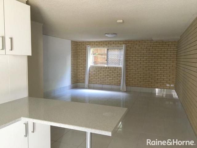 Ground Floor Studio Walk to UQ | Electricity Included!