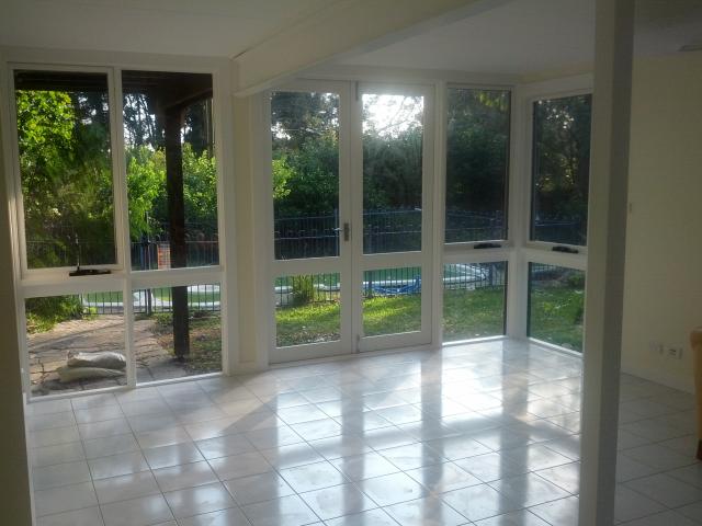 Ground floor studio with separate bedroom/office in a quiet garden setting