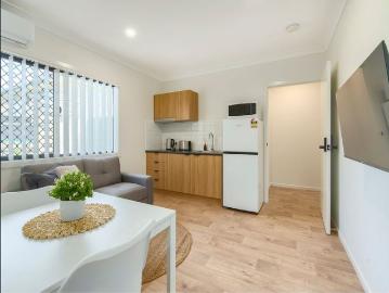 GROUND FLOOR STUDIO WITH PRIVATE COURTYARD – BILLS INCLUDED!