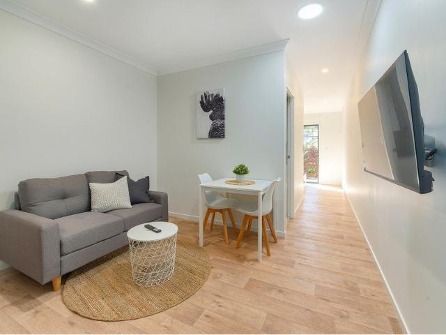 GROUND FLOOR STUDIO WITH PRIVATE COURTYARD BILLS INCLUDED!