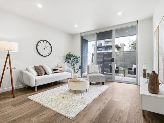 Ground Floor Stunner with Private Courtyard Walk to Station!