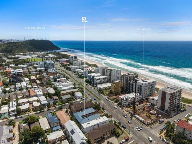 Ground Floor Palmy Beach Shack ~ 100m to the Surf!
