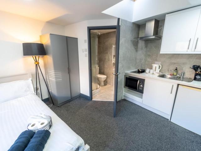 Ground floor private studio close to UOB