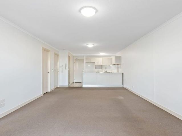 GROUND FLOOR WITH LARGE COURTYARD