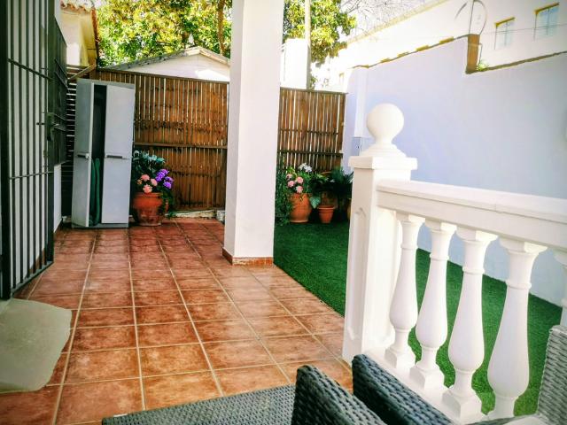 GROUND FLOOR TOWNHOUSE WITH PRIVATE GARDEN