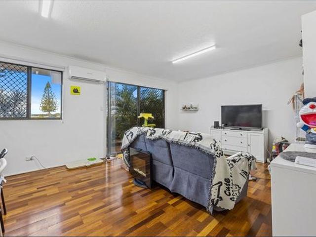Ground Floor Two Bedroom Across From The Broadwater!