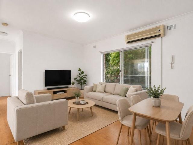 Ground Floor Two Bedroom Apartment in Ultra Convenient Location