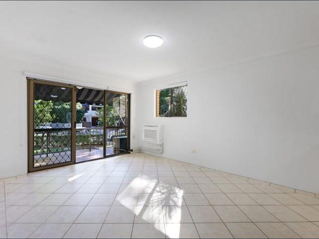 Ground Floor unit Walk to Shops, Transport and Local Amenities
