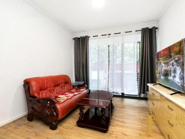 Ground Floor Unit with Enclosed Private Yard in Sought After Complex! AVAILABLE NOW!