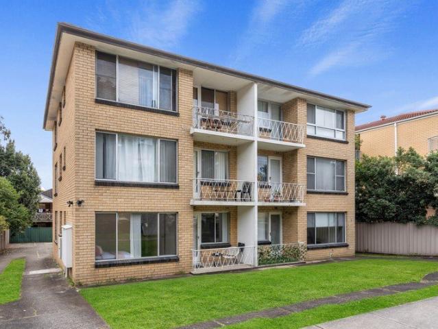 Ground Floor Unit in Ultra Convenient Location