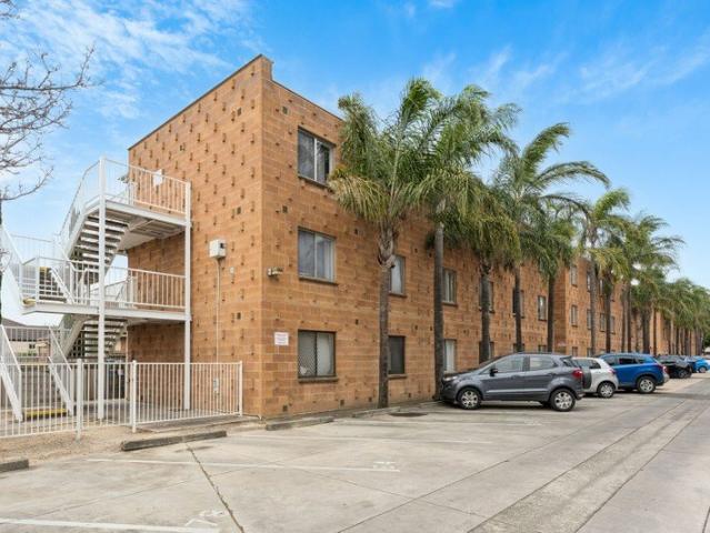 Ground Floor Unit in Convenient Location