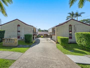 GROUND FLOOR UNIT IN SMALL COMPLEX!