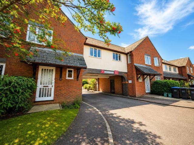 Ground Lane, Hatfield, AL10 2 bed flat to rent £1,600 pcm £369 pw