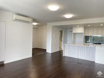 Ground Level 1Bed+multi room+2 Bath Apartment with Private Courtyard