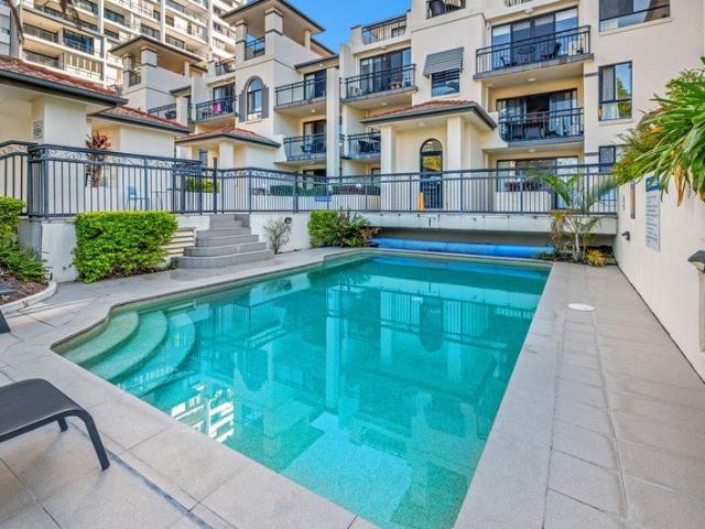 GROUND LEVEL BEACHSIDE APARTMENT IN THE HEART OF BROADBEACH!