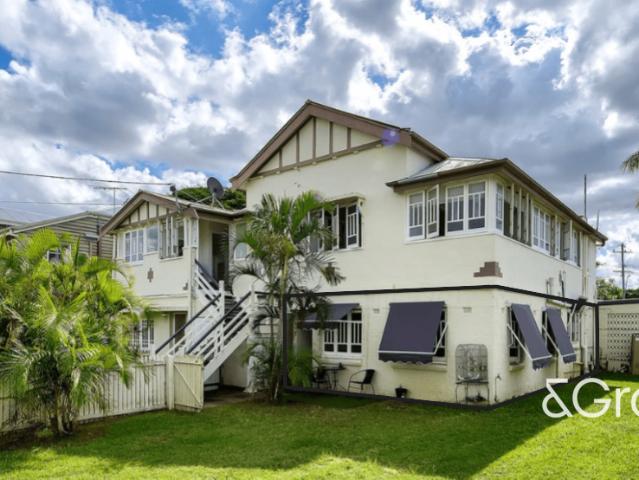 Ground Level Flat with your Exclusive Fenced Garden!